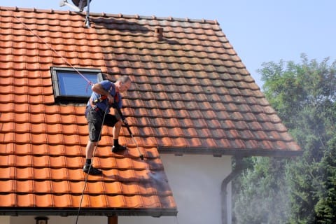 Nettoyage de toiture & gouttières, peinture & hydrofugation de toiture Rouans